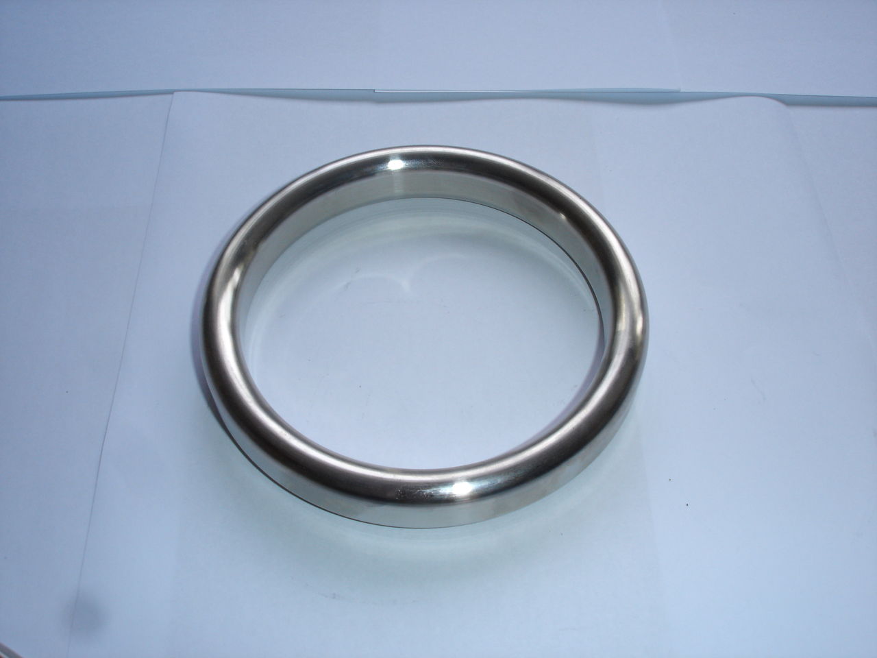 金属环垫金属环形垫片是一种用于容器密封的金属零件,其截面形状为